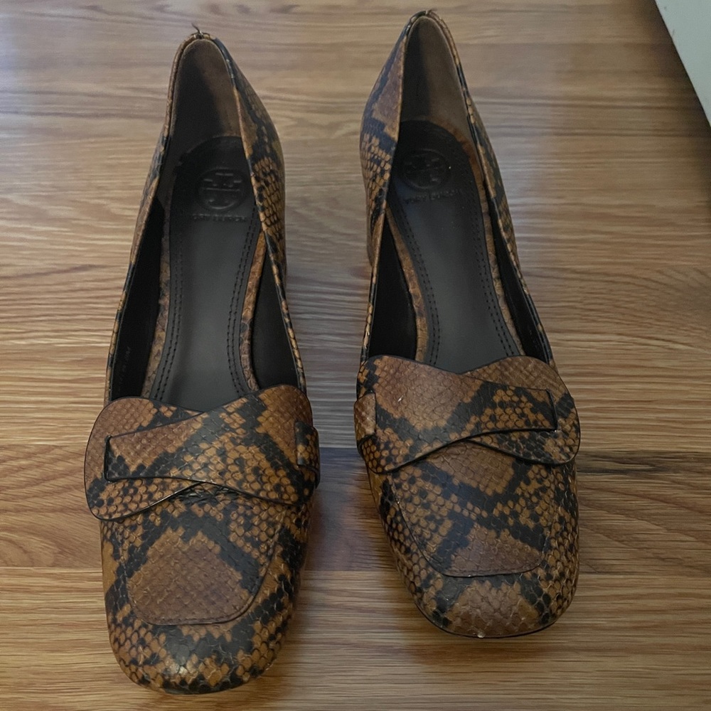 Size 8M Tory Burch animal print pumps